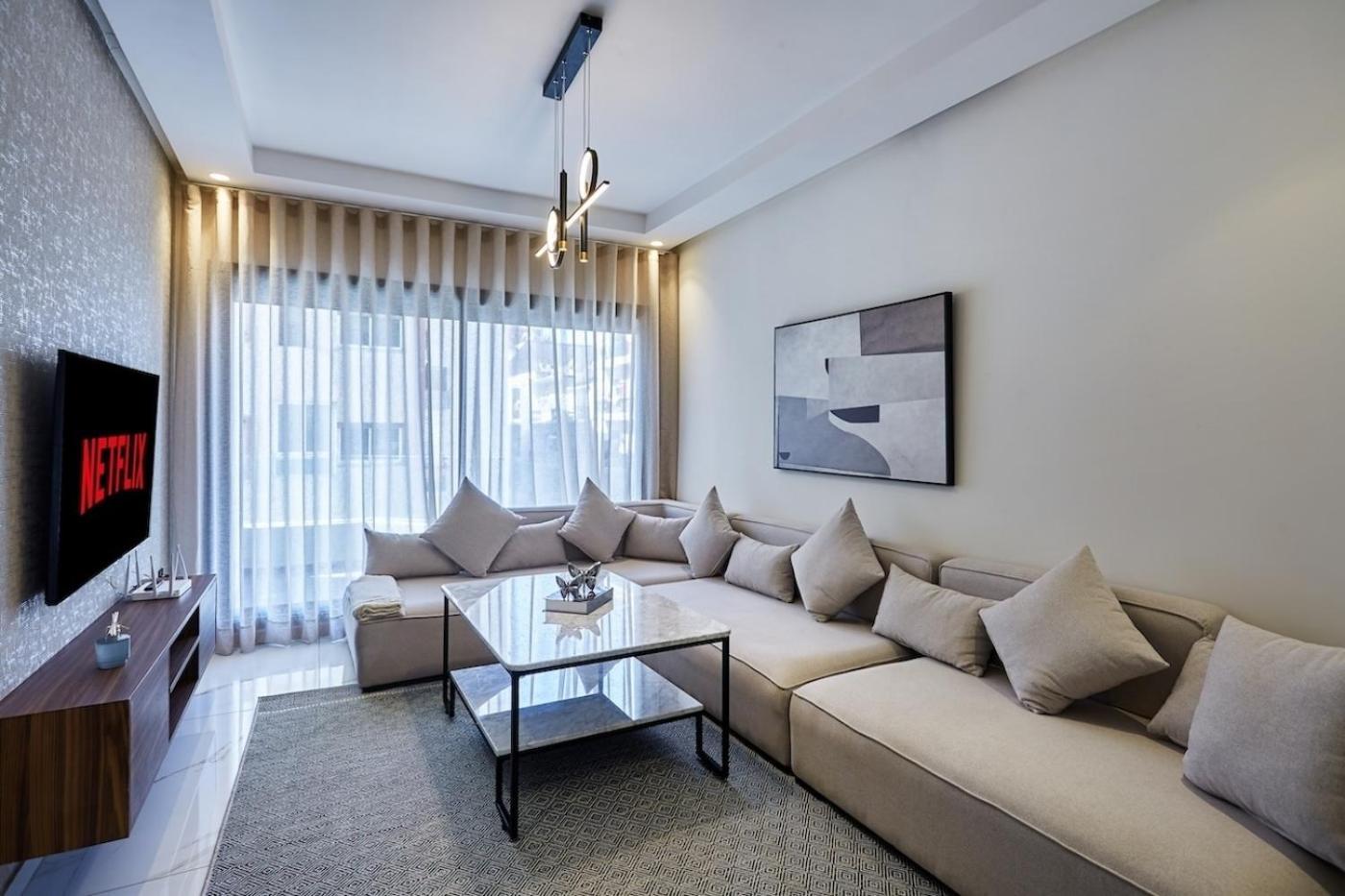 Your Away From 2 Bed Flat With Parking * Casa Blanca