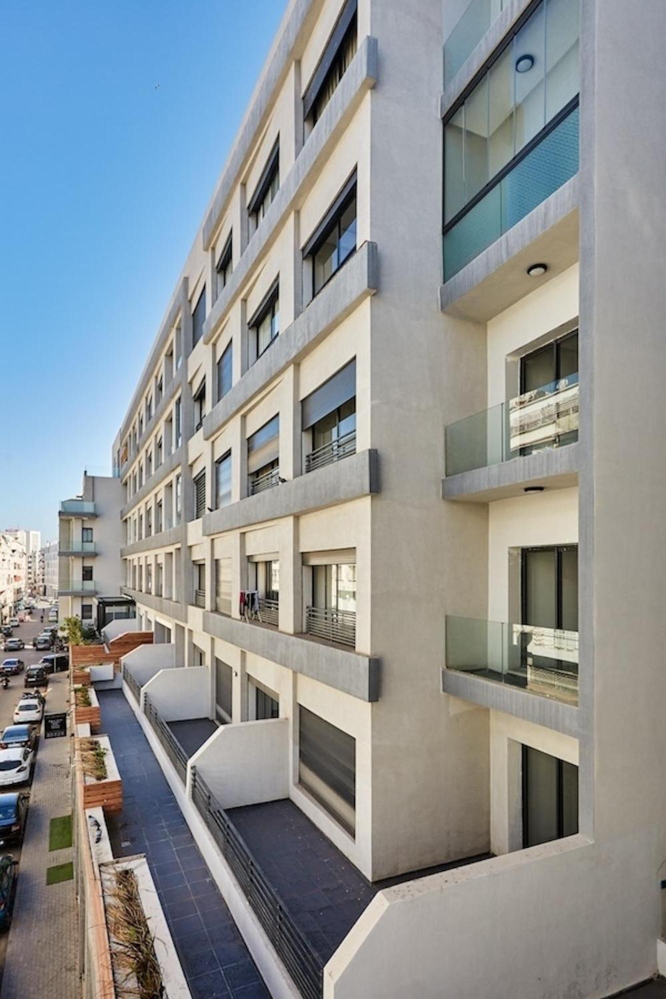 Your Away From 2 Bed Flat With Parking