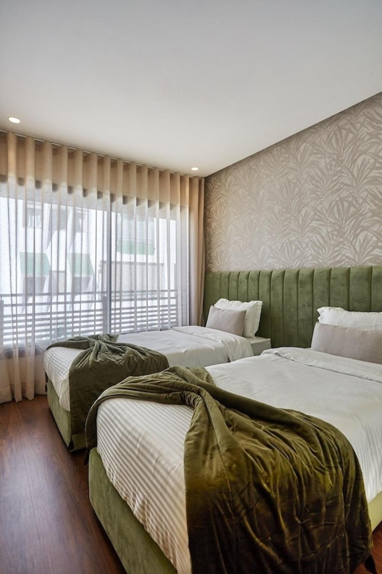 Your Away From 2 Bed Flat With Parking