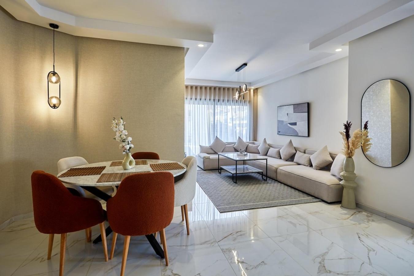 Your Away From 2 Bed Flat With Parking * Casa Blanca